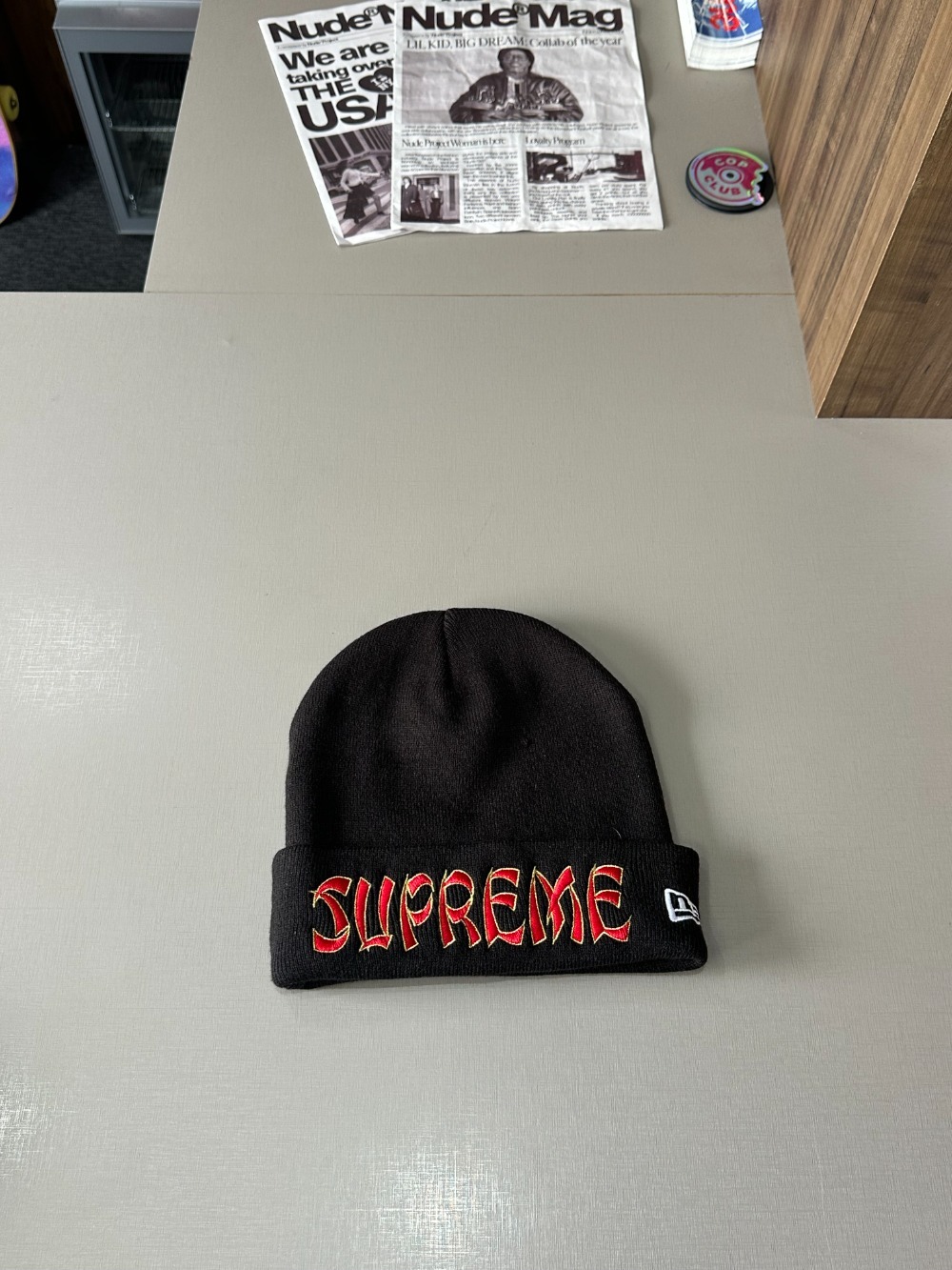 New Era x Supreme Touca Action Black FW26-W1 — Único, Novo