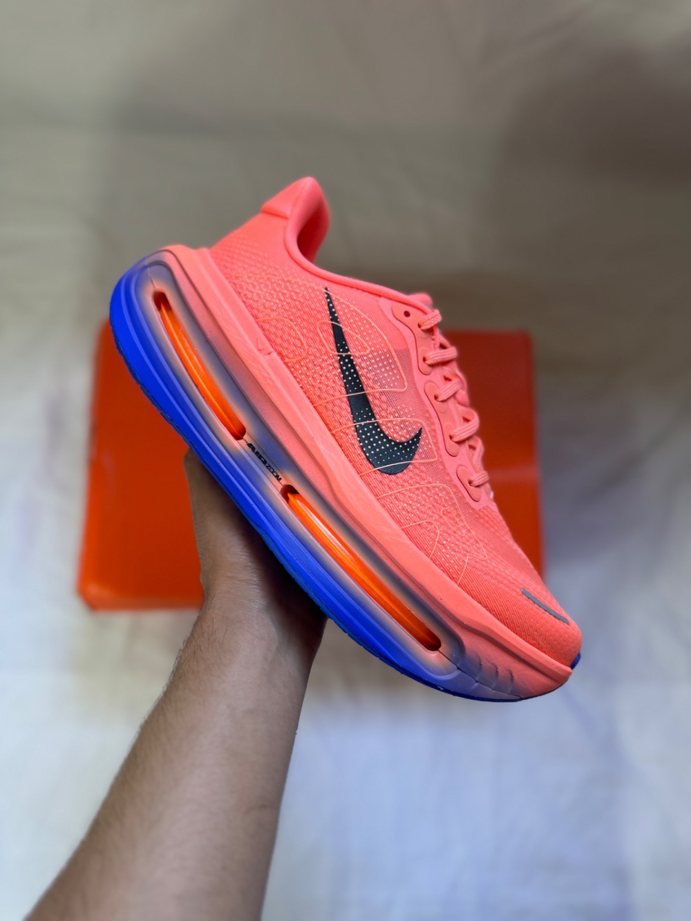 Nike Vomero Premium Atomic Pink Racer Blue Crimson Tint Black — 42, Novo