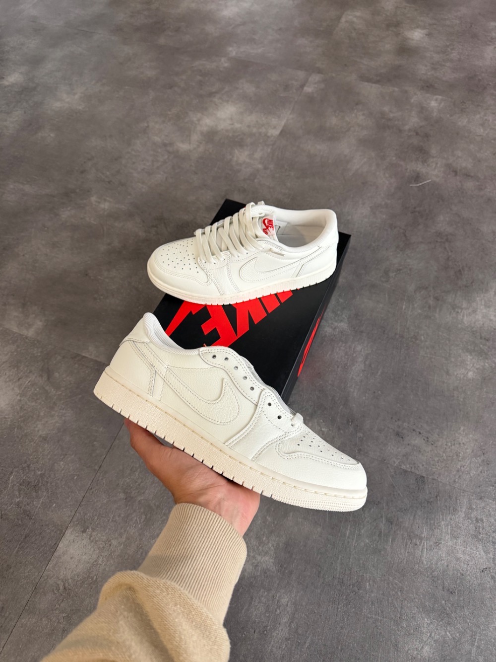 Air Jordan 1 Retro Low OG Sail University Red — 42.5, Novo