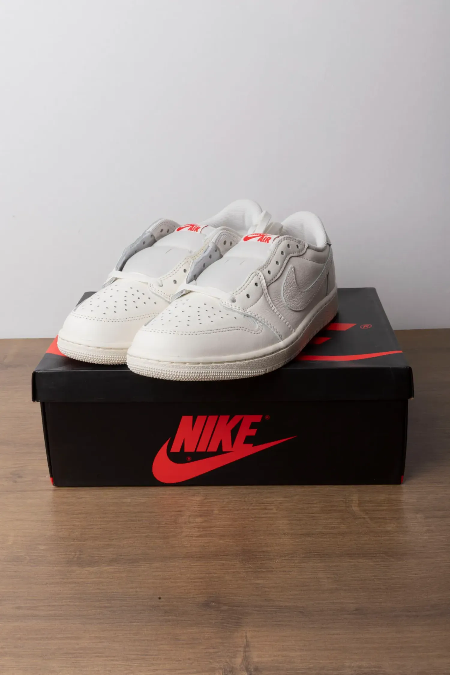 Air Jordan 1 Retro Low OG Sail University Red — 41, Novo