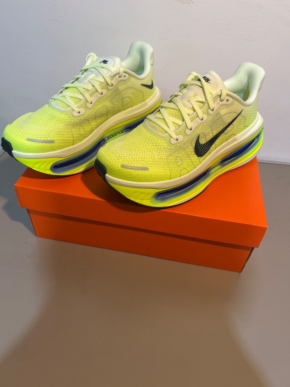 Nike Vomero Premium Volt Tint Sapphire — 38, Novo
