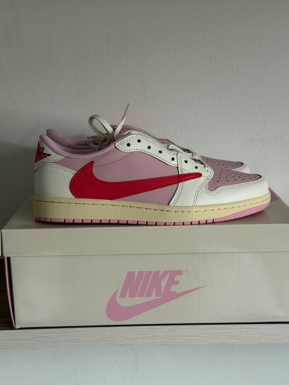 Travis Scott x Air Jordan 1 Low OG SP Sail Tropical Pink — 42.5, Novo