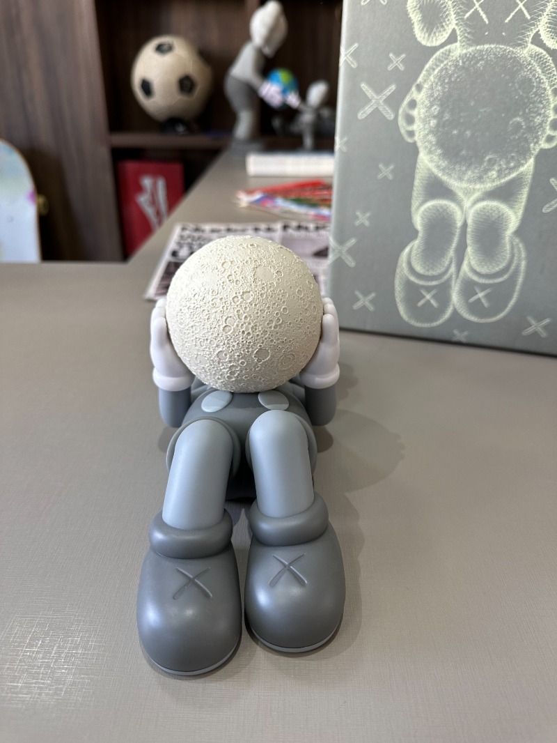 Foto 3 de KAWS Holiday Shanghai Grey — Único, Novo