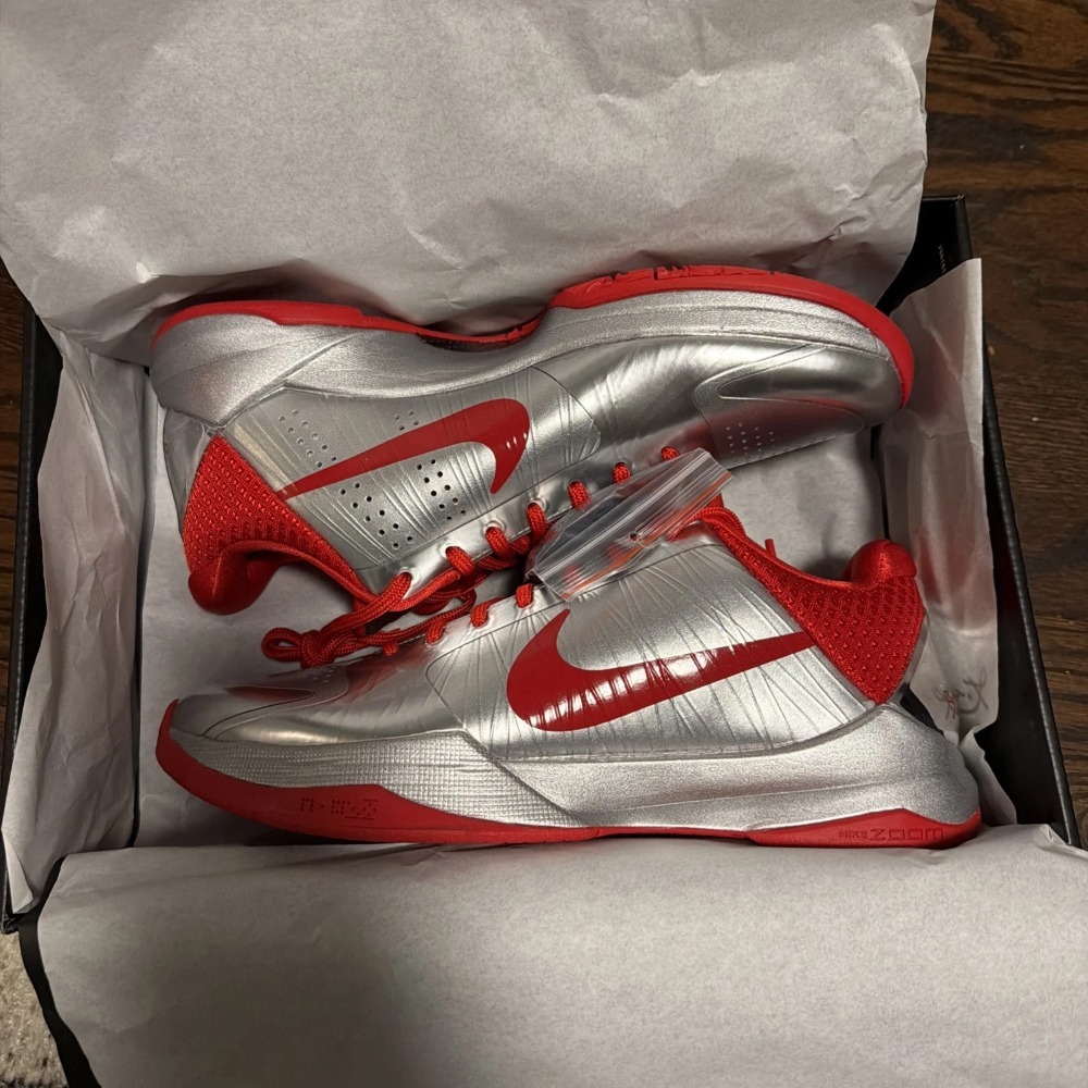 Caitlin Clark x Nike Kobe 5 Protro Metallic Silver University Red — 36 / 37 / 38 / 39 / 39.5 / 40 / 40.5 / 41 / 42 / 42.5 / 43 / 44 / 46, Novo
