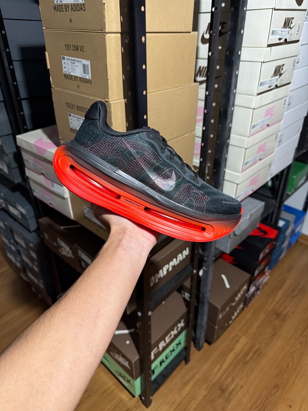 Nike Vomero Premium Black Bright Crimson — 40.5, Novo