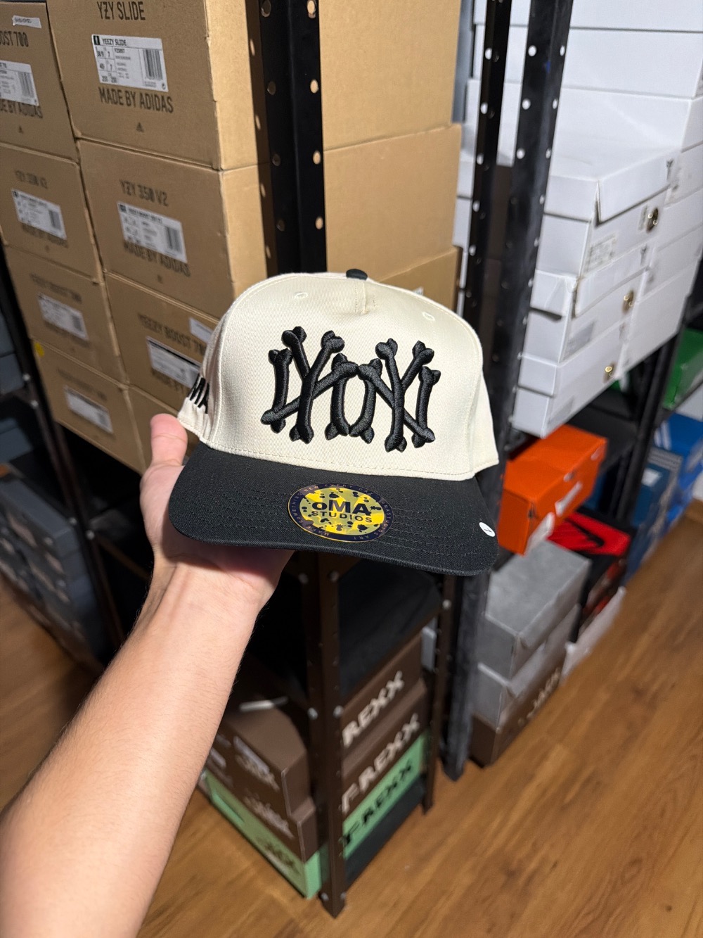 Boné oMA Studios NY NY Bones Curved Brim Cream — Único, Novo