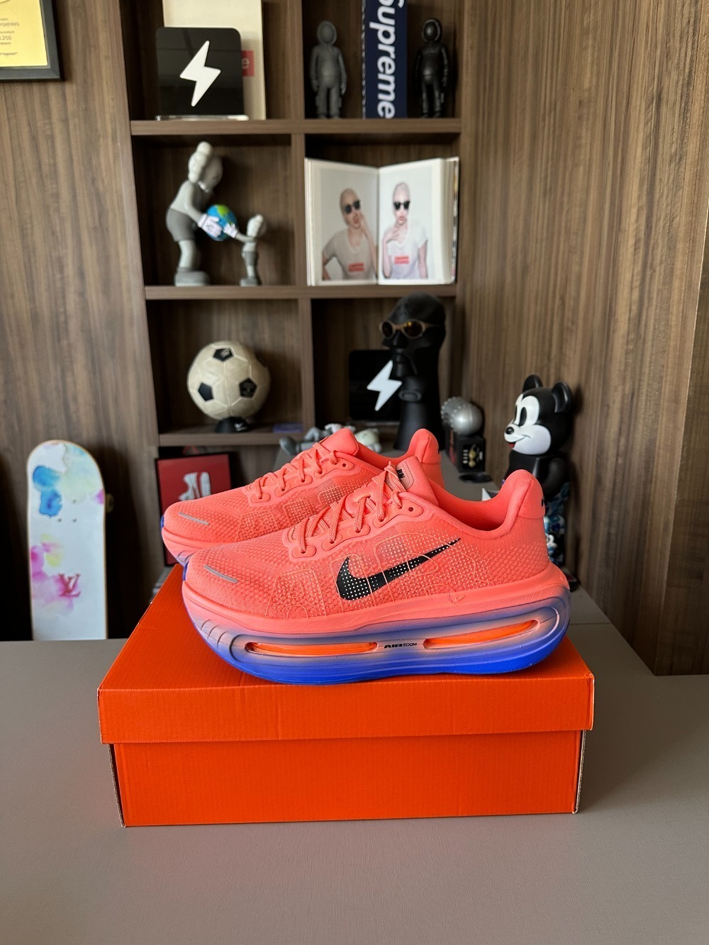 Nike Vomero Premium Atomic Pink Racer Blue Crimson Tint Black — 42, Novo