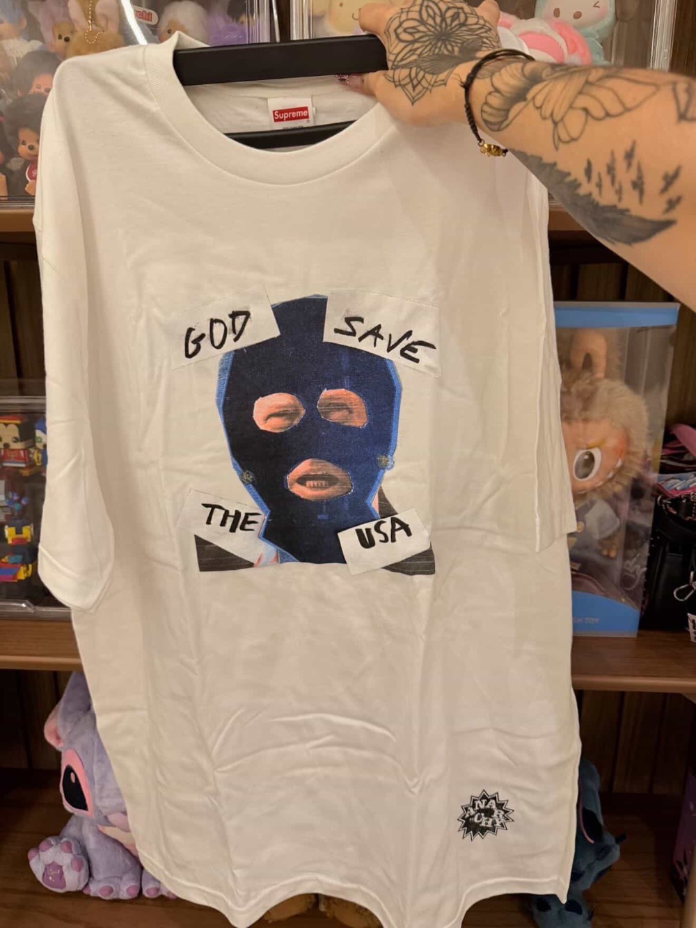 Camiseta Supreme God Save Us White SS26-W7 — XG, Novo