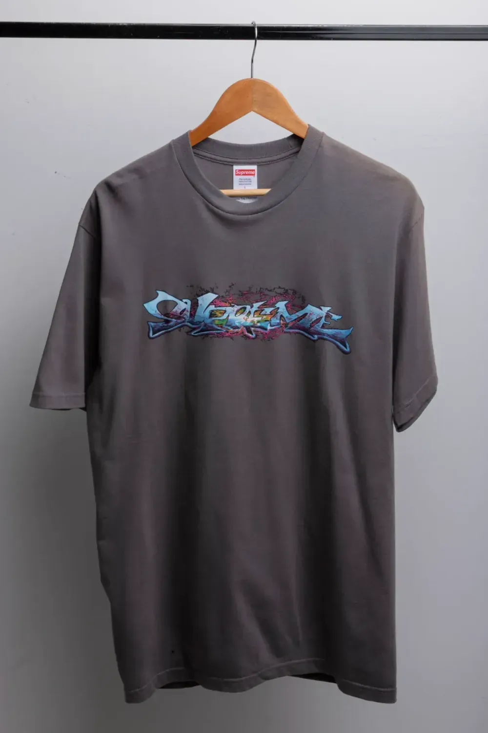 Camiseta Supreme Tag Charcoal FW25-W17 — G, Novo