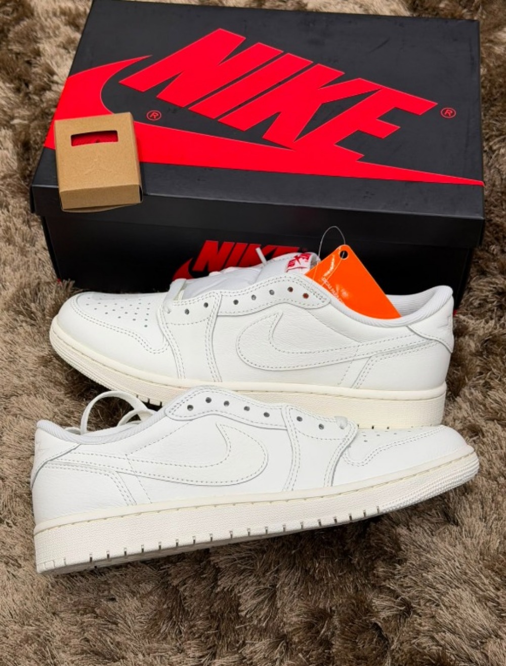 Air Jordan 1 Retro Low OG Sail University Red — 40, Novo