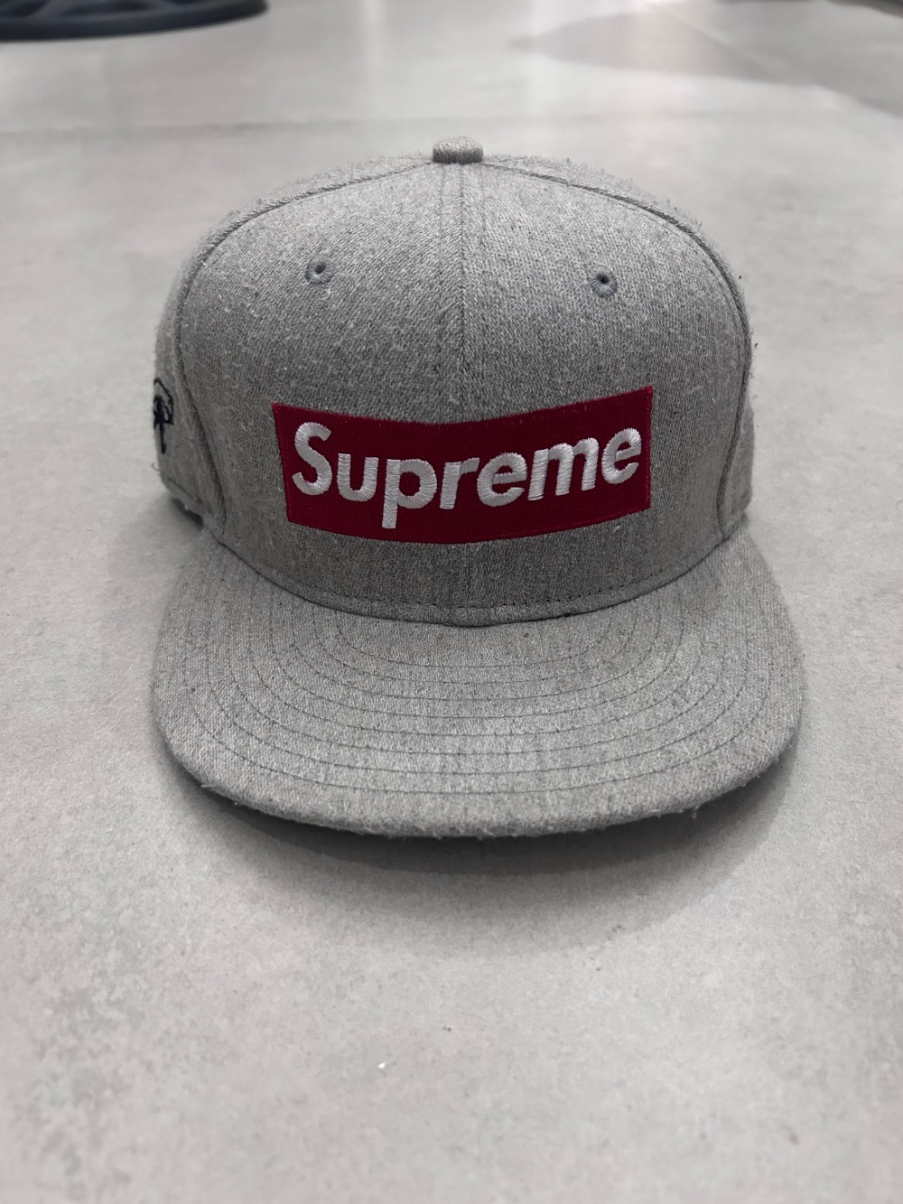 New Era x Supreme Boné Box Logo Grey — Único, Usado