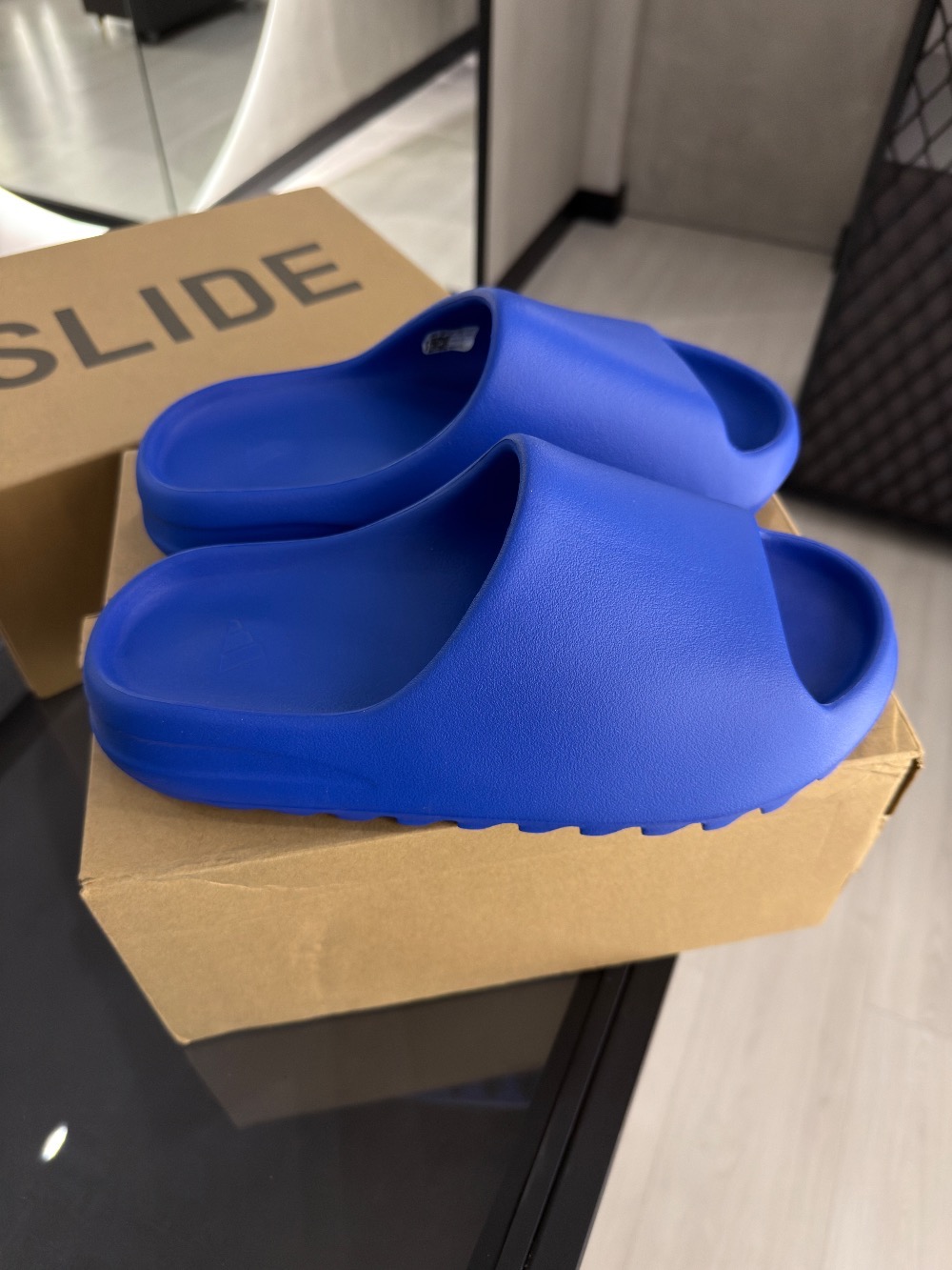 Yeezy Slide Azure — 42 / 43, Novo