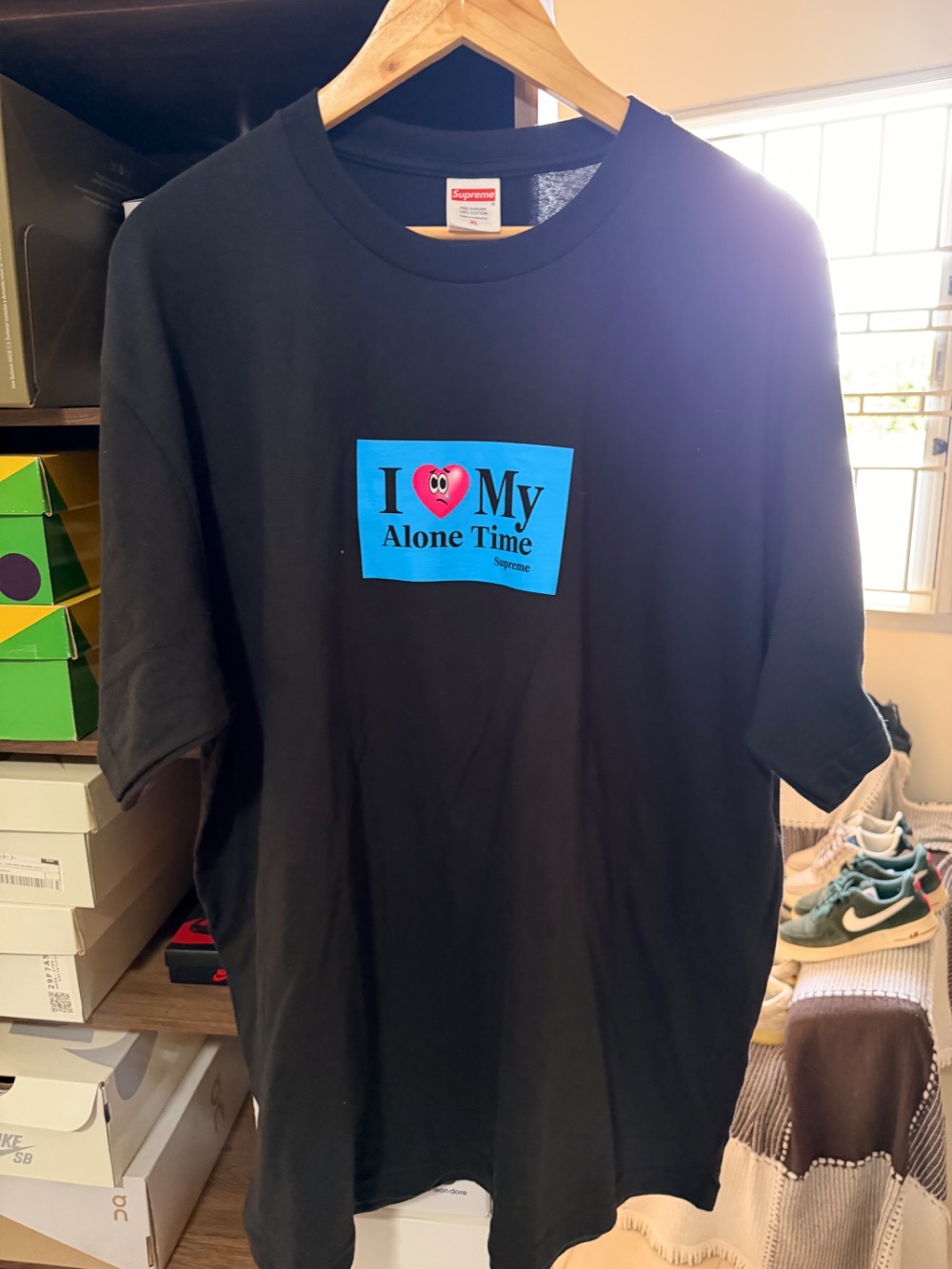 Camiseta Supreme Alone Time Black SS26-W7 — XG, Novo