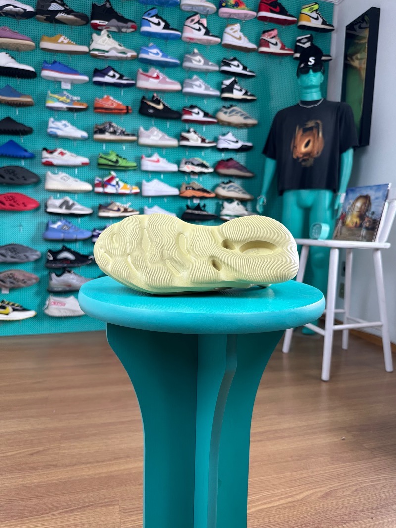 Foto 4 de Yeezy Foam Runner Sulfur — 42, Novo