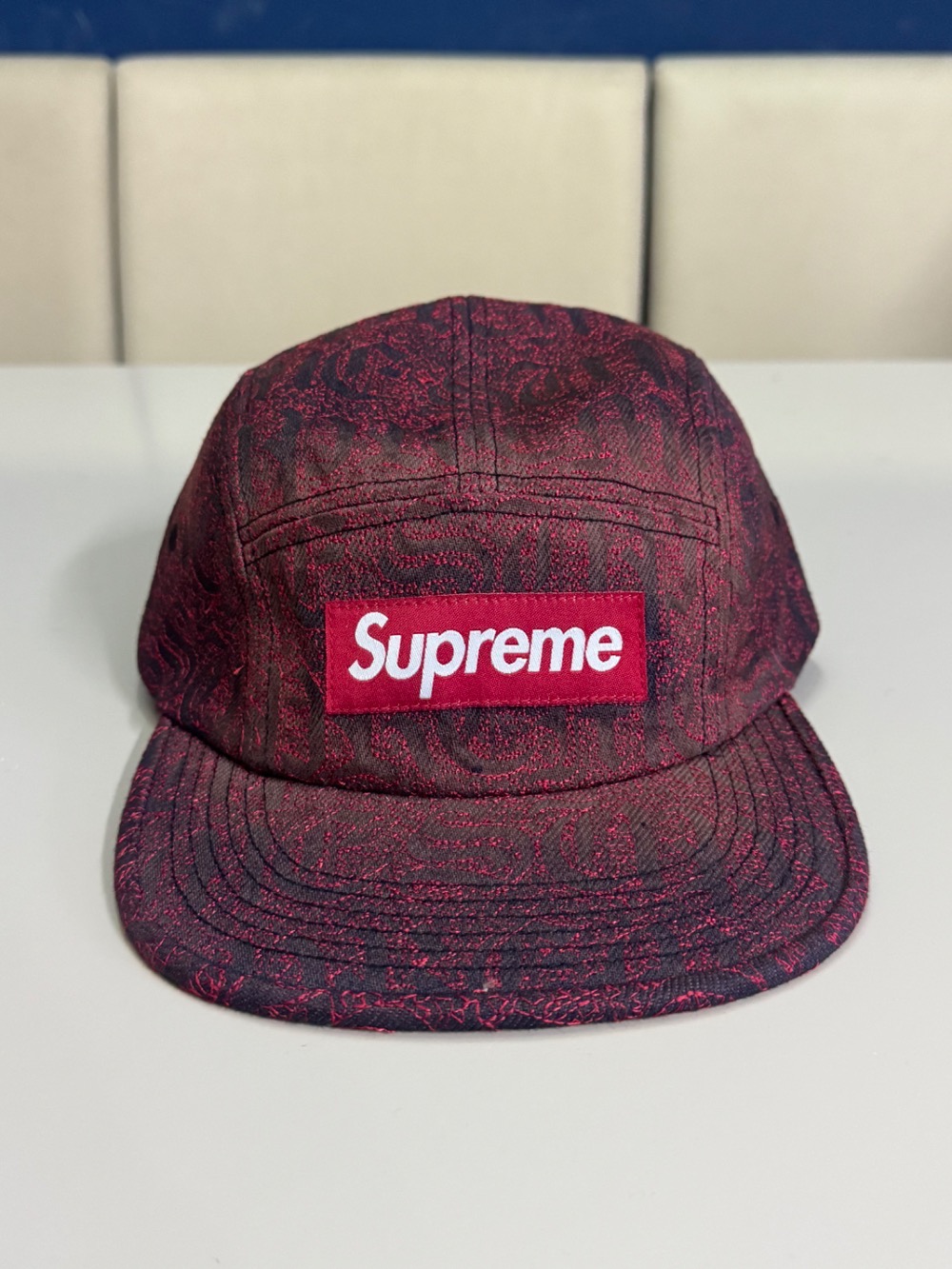 Boné Supreme Stitched Old English Denim Camp Red SS26-W10 — Único, Novo