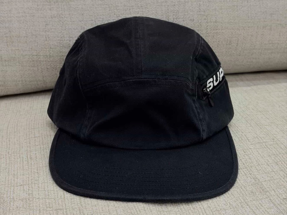 Boné Supreme Side Zip Camp Black SS26-W9 — Único, Novo