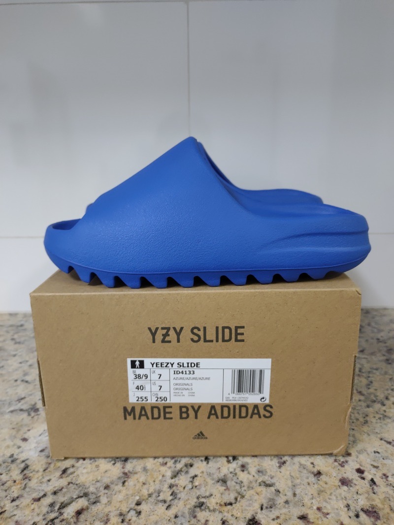 Yeezy Slide Azure — 38/9, Novo