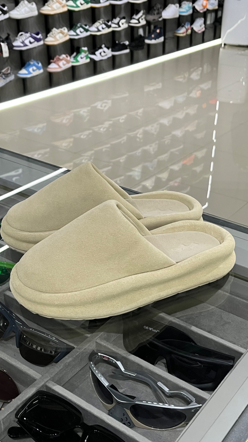 Chinelo SKYLRK Smooth Suede Cashew — 40.5, Novo