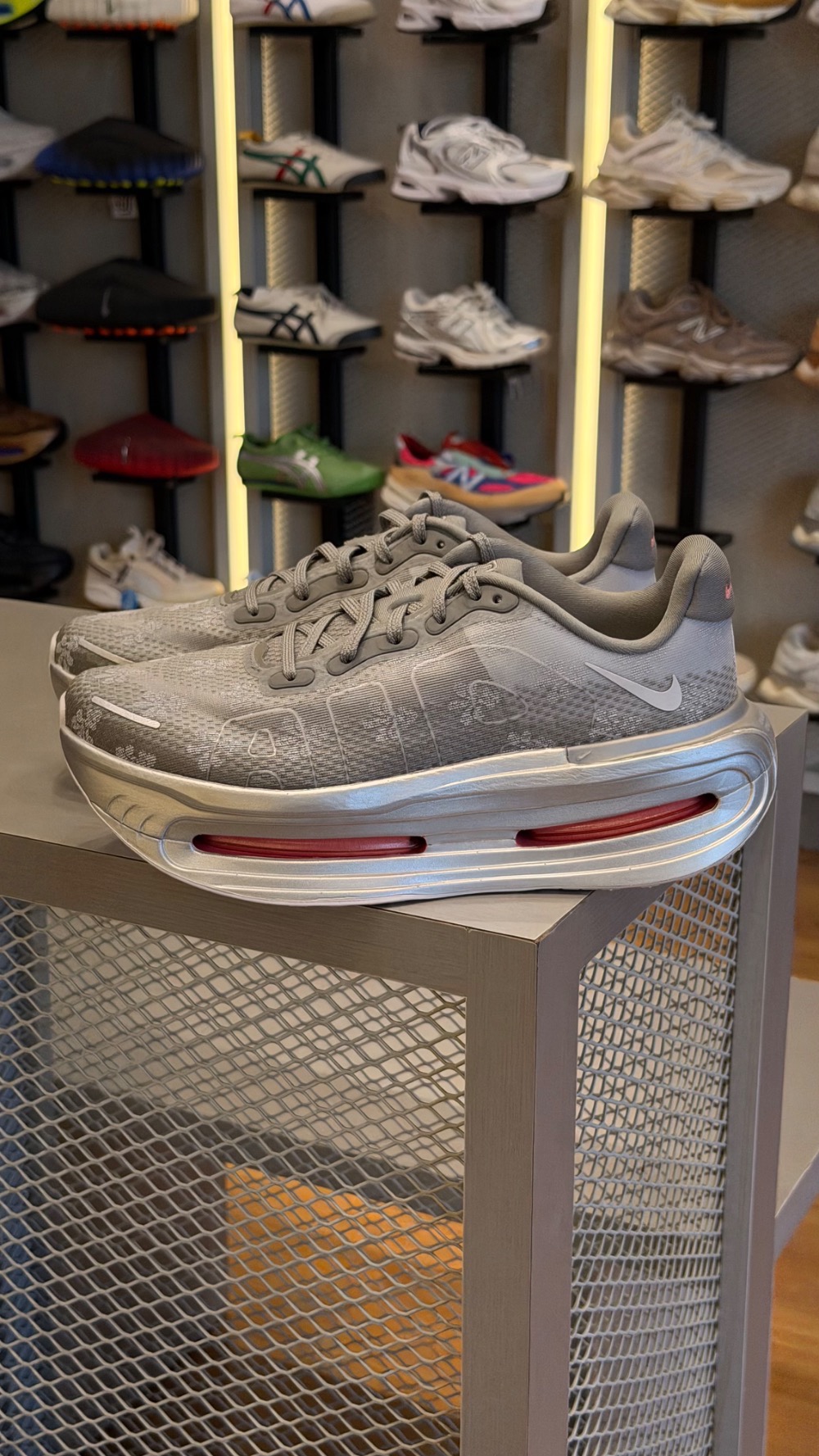 Nike Vomero Premium Geyser Grey Metallic Silver — 40.5, Novo