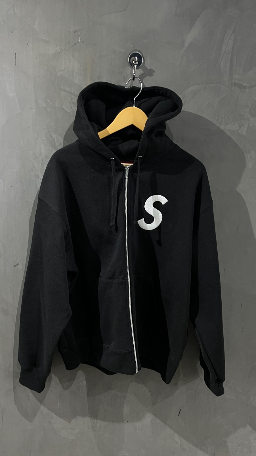 Moletom Supreme S Logo Zip Up Black FW25-W11 — G, Novo
