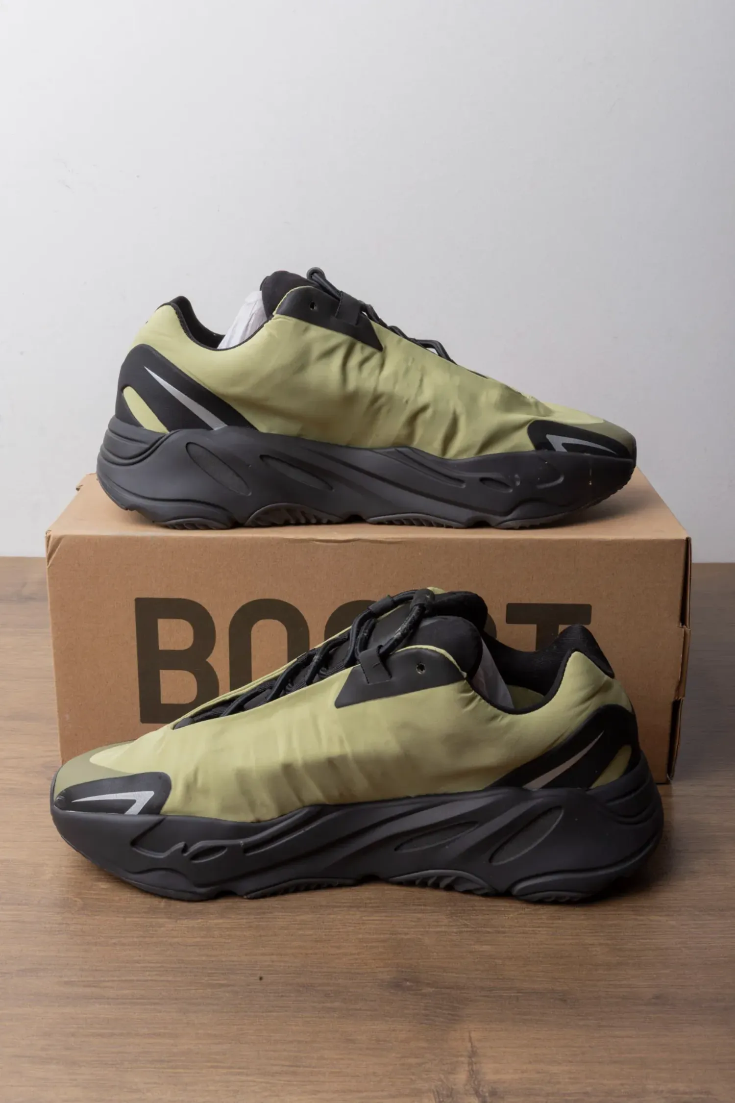 Foto 3 de Yeezy 700 MNVN Resin — 41, Usado