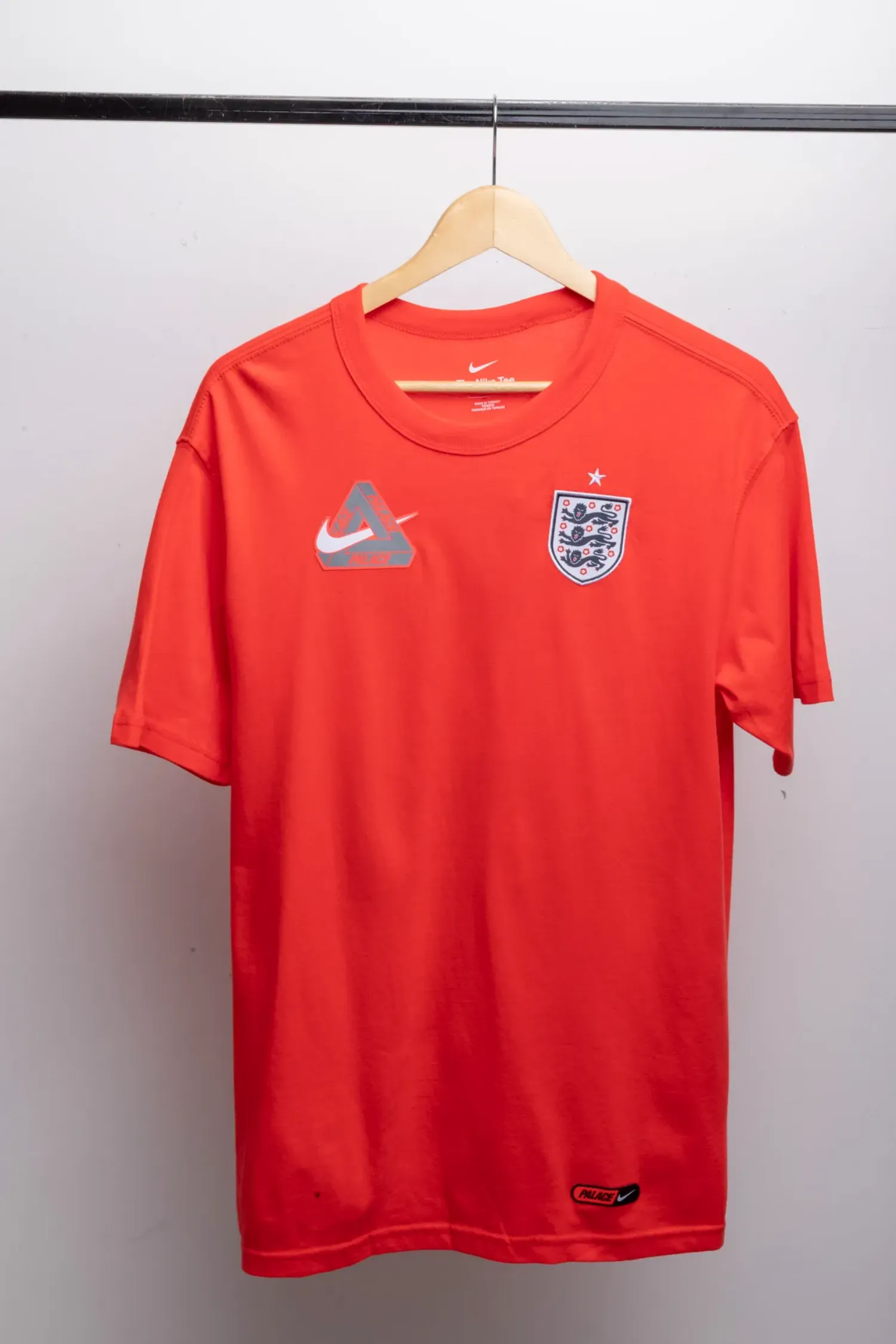 England x Palace x Nike Camiseta LT Crimson — P, Novo