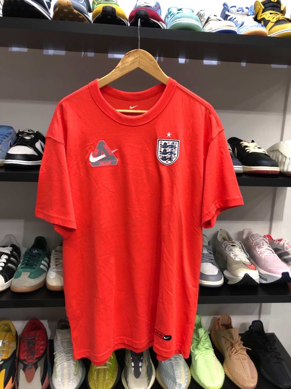 England x Palace x Nike Camiseta LT Crimson — P / M, Novo