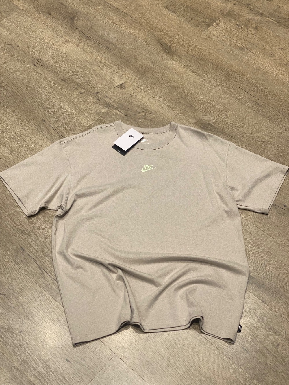 Camiseta Nike Sportswear Premium Essentials Light Army — M / G / XG, Novo