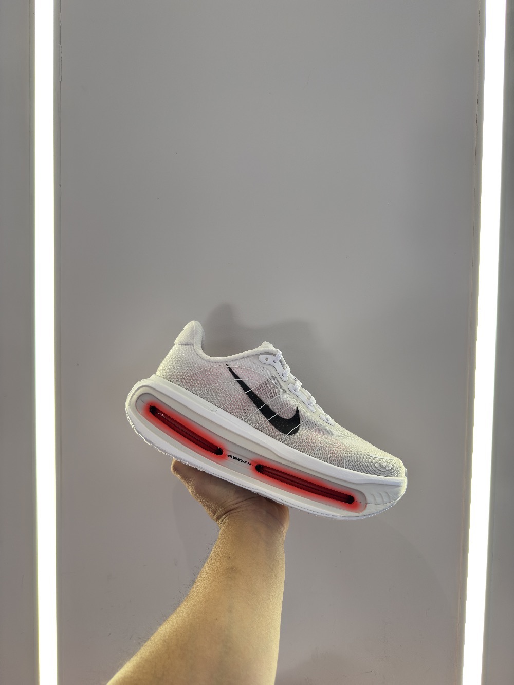 Nike Vomero Premium White Bright Crimson — 40, Novo
