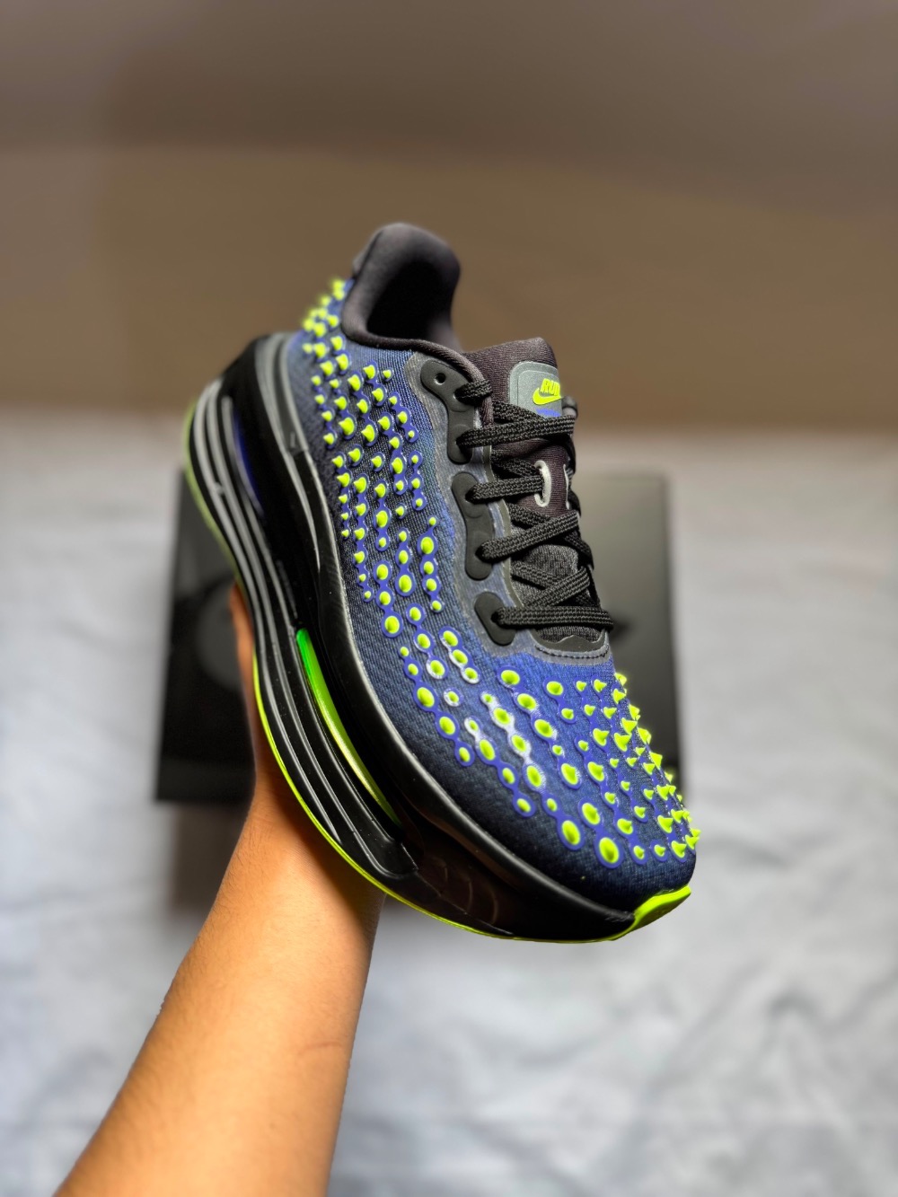 Nike Vomero Premium Rush Violet Volt Glow — 42, Novo