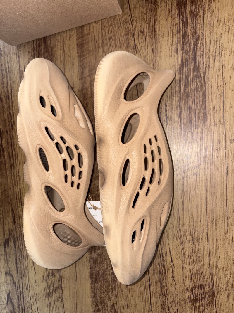 Foto 3 de Yeezy Foam Runner Clay Taupe — 44 / 45, Usado
