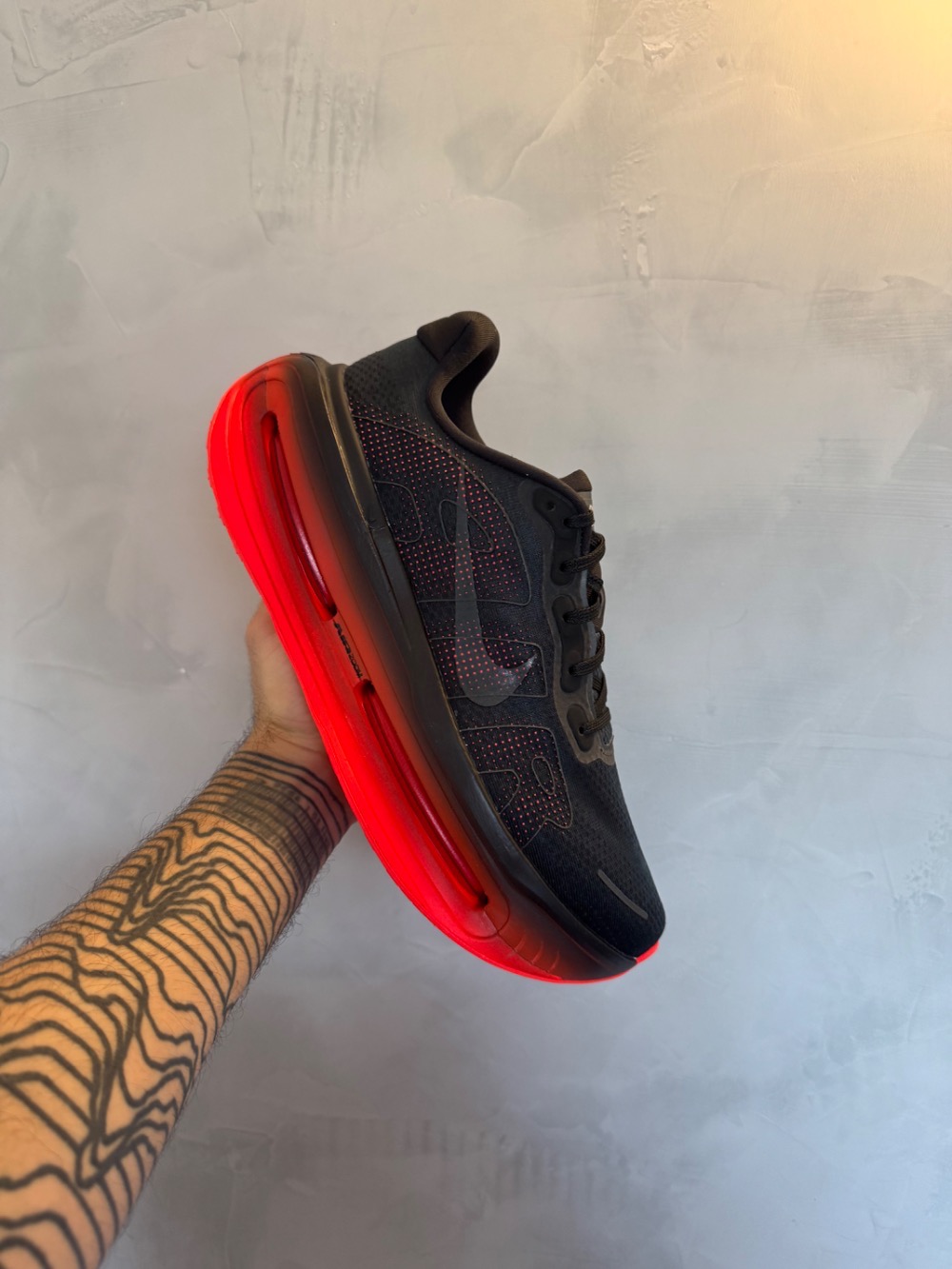 Nike Vomero Premium Black Bright Crimson — 46, Novo