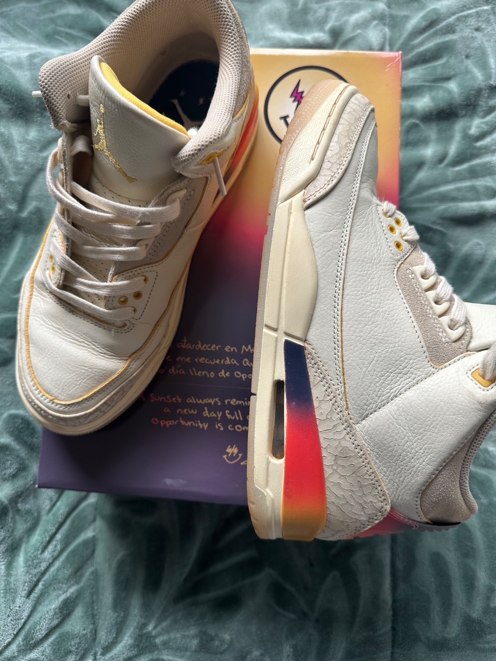 J Balvin x Air Jordan 3 SP Medellín Sunset — 40, Usado