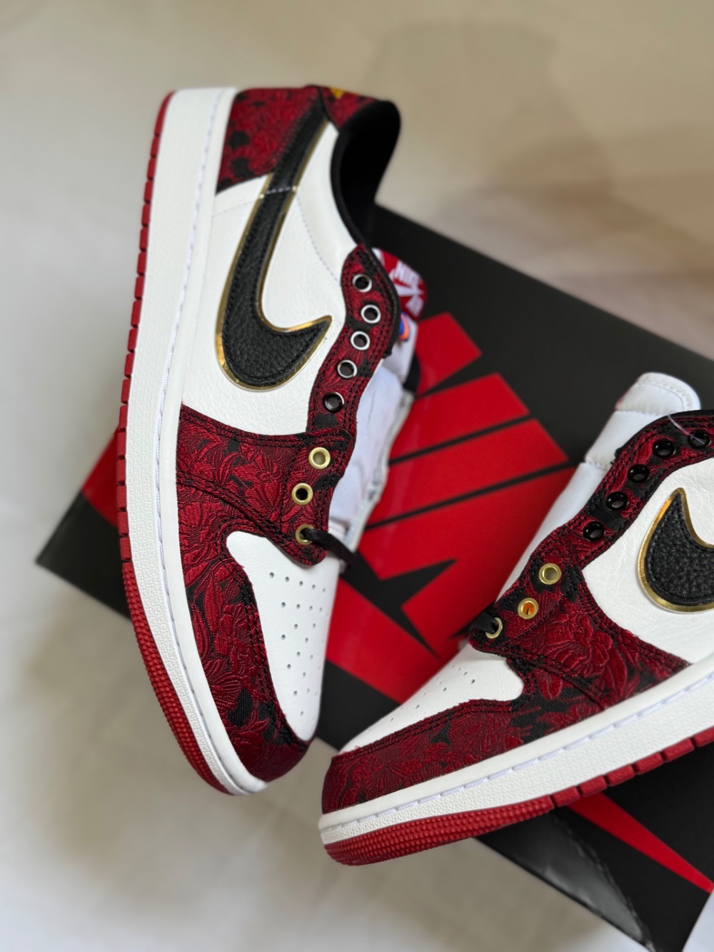 Air Jordan 1 Low Last Dance At The Garden Varsity Red — 42, Novo