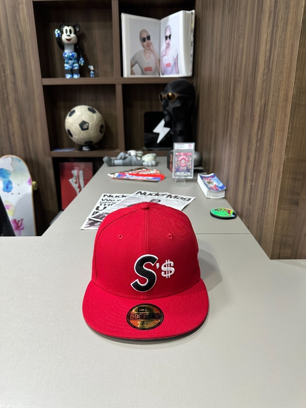 New Era x Supreme Boné Money S Logo Red FW26-W4 — 7-3/8, Novo