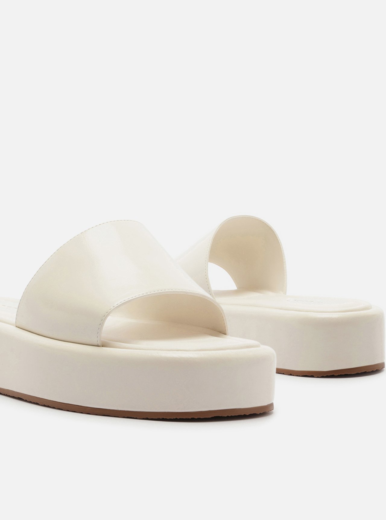 Foto 4 de Tamanco Branco Couro Flatform Tira Emma