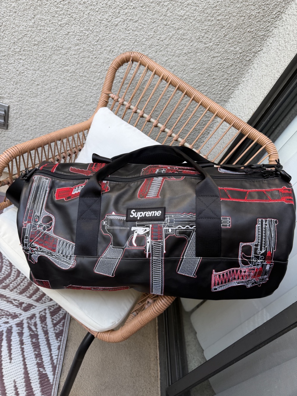 Bolsa Supreme Guns Embroidered Leather Duffle Black SS26-W19 — Único, Novo