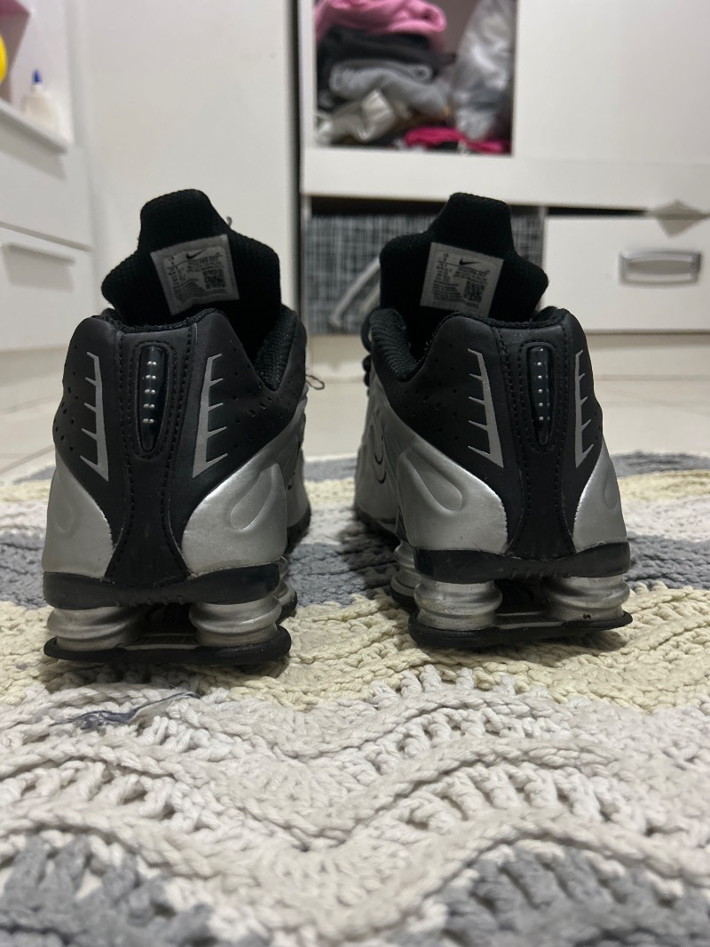 Foto 4 de Nike Shox R4 Metallic Silver Black — 40.5, Usado