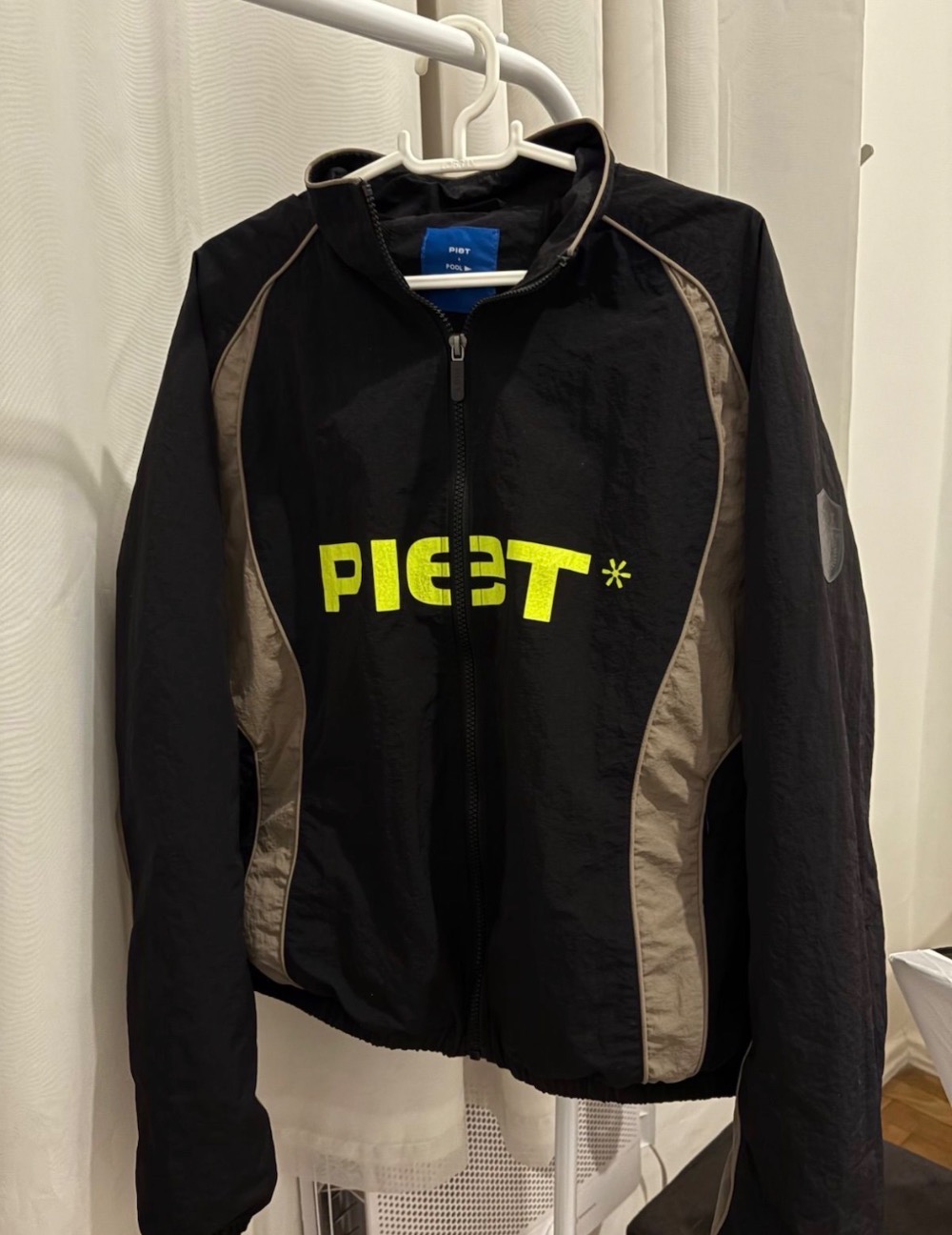 Piet x Pool Corta Vento Preta — P, Novo