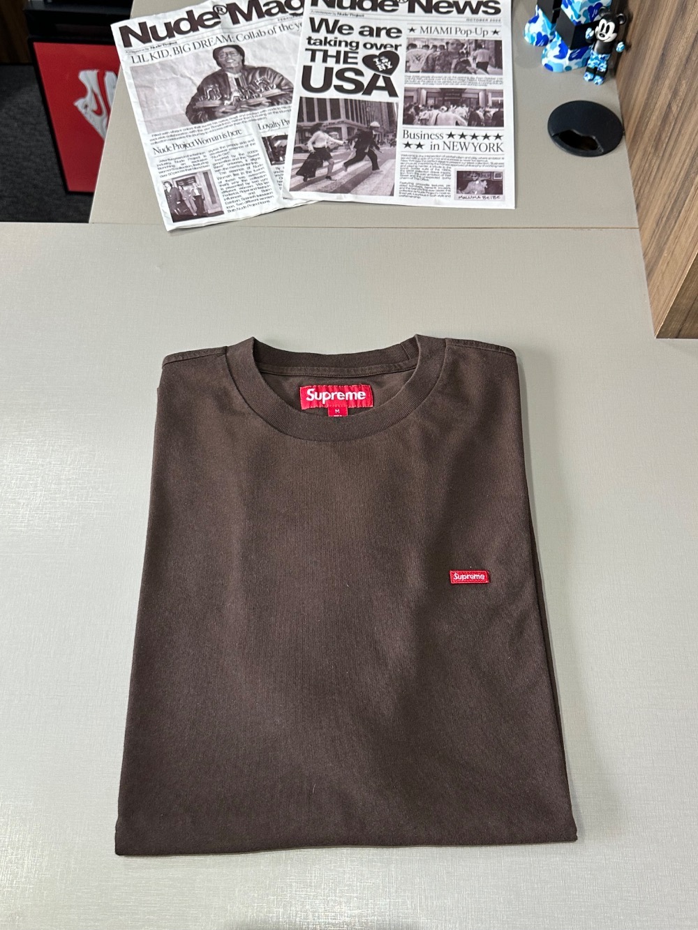 Camiseta Supreme Small Box Tee Dark Brown SS26-W10 — G, Novo