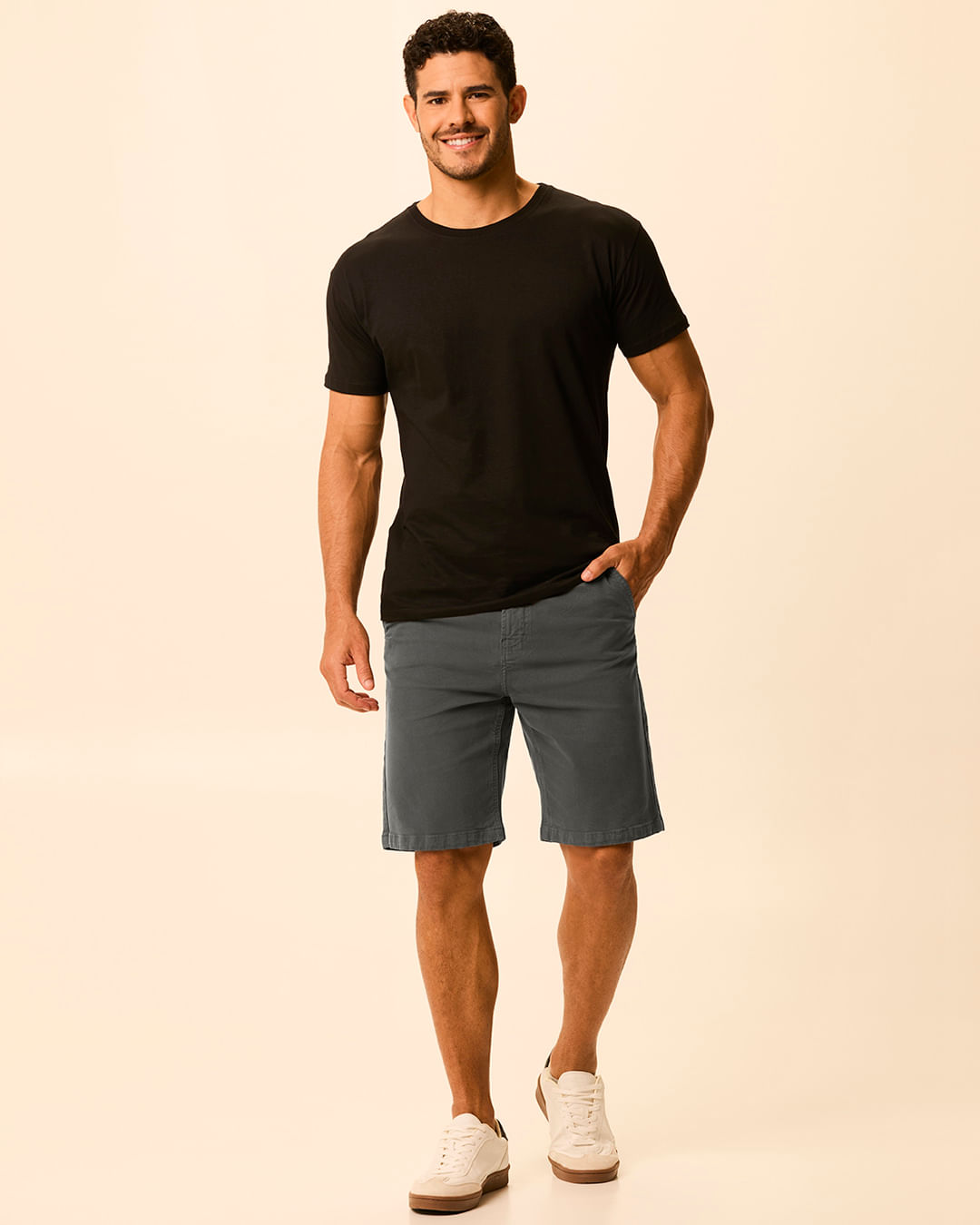 Bermuda Masculina Slim Cintura Média Bolso Funcional Em Sarja Com Elastano — Cinza - 48