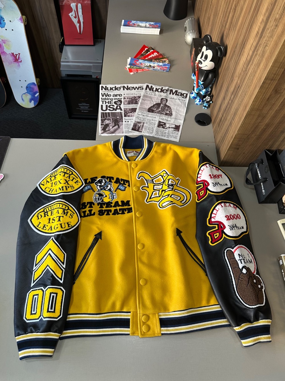 Jaqueta Vale Lives Forever Friday Varsity Yellow — G, Novo
