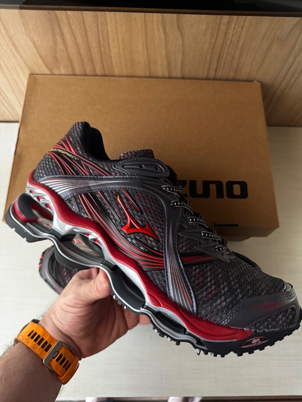 Mizuno Wave Prophecy 1 Black Red — 43, Novo
