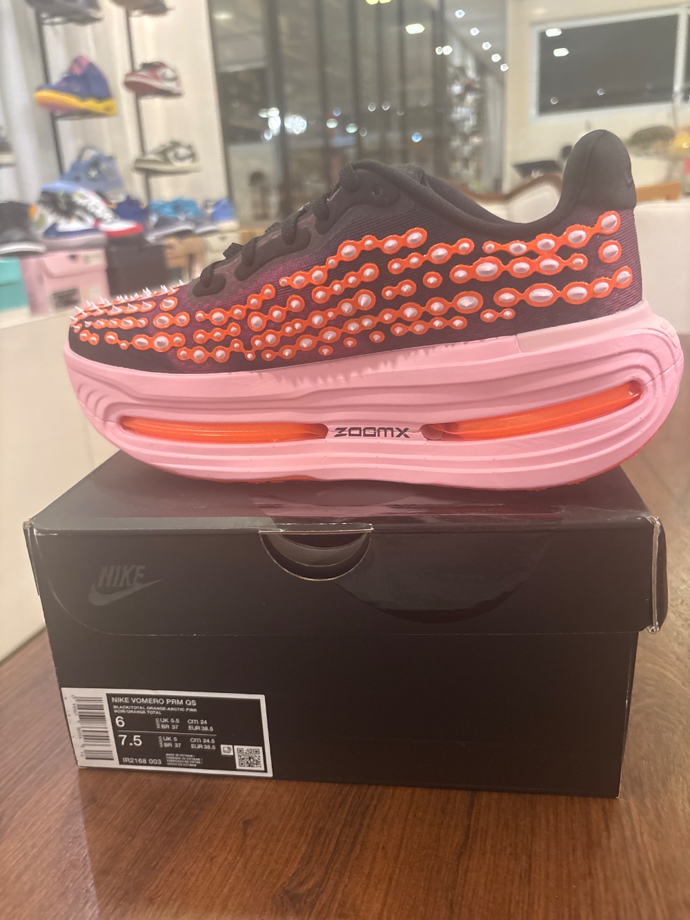 Nike Vomero Premium Black Arctic Pink — 37, Novo