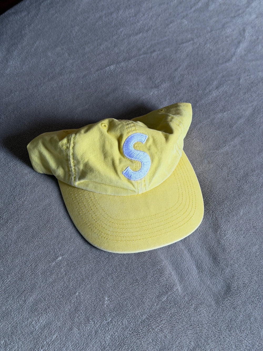 Boné Supreme Washed Canvas S Logo 6-Panel Yellow FW26-W3 — Único, Novo