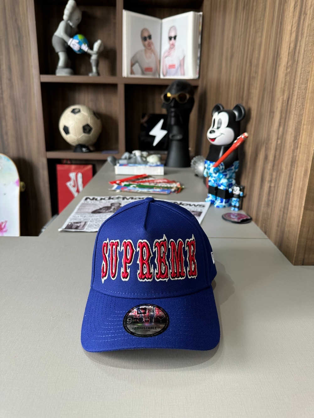 New Era x Supreme Boné Gothic Outline Adjustable Navy SS26-W15 — Único, Novo