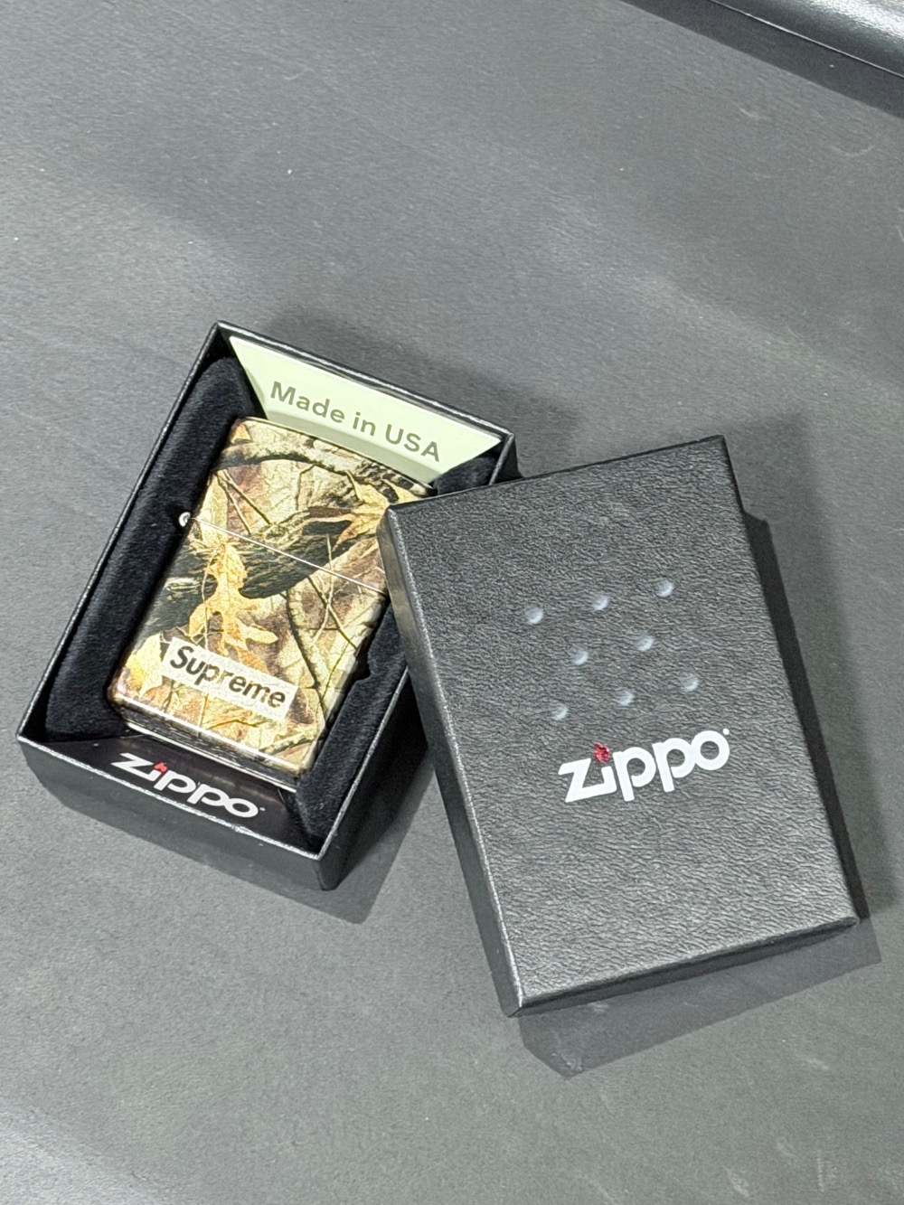 Zippo x Supreme Isqueiro Logo Realtree Hardwoods Camo FW26-W4 — Único, Novo