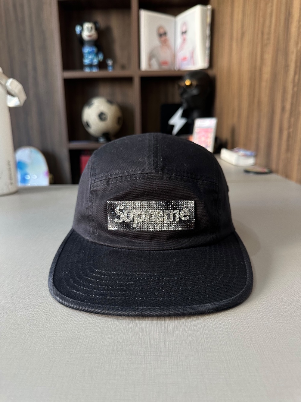 Boné Supreme Rhinestone Label Camp Black FW26-W5 — Único, Novo