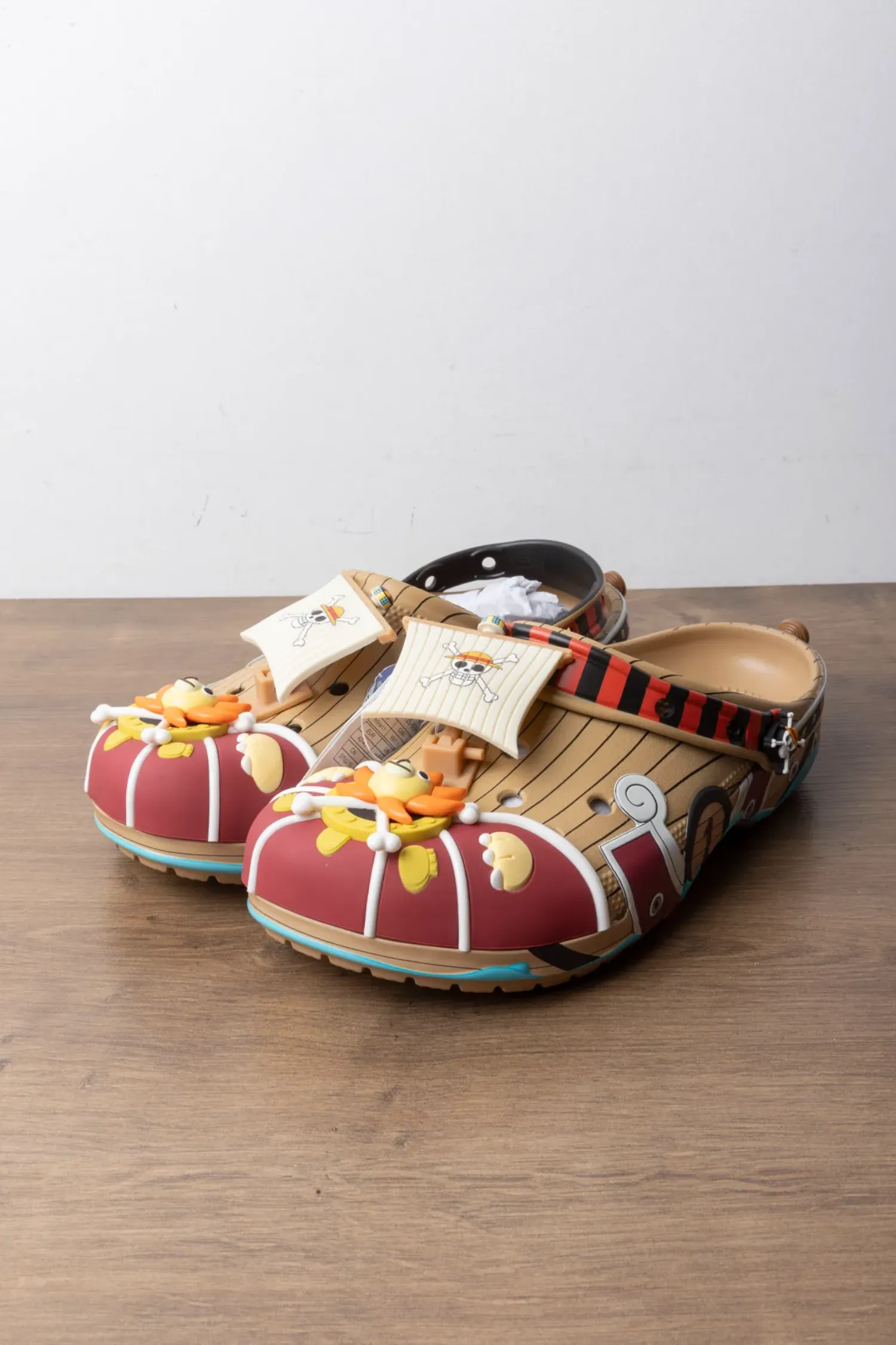 One Piece x Crocs Classic Clog Thousand Sunny Brown Red Blue — 39, Novo