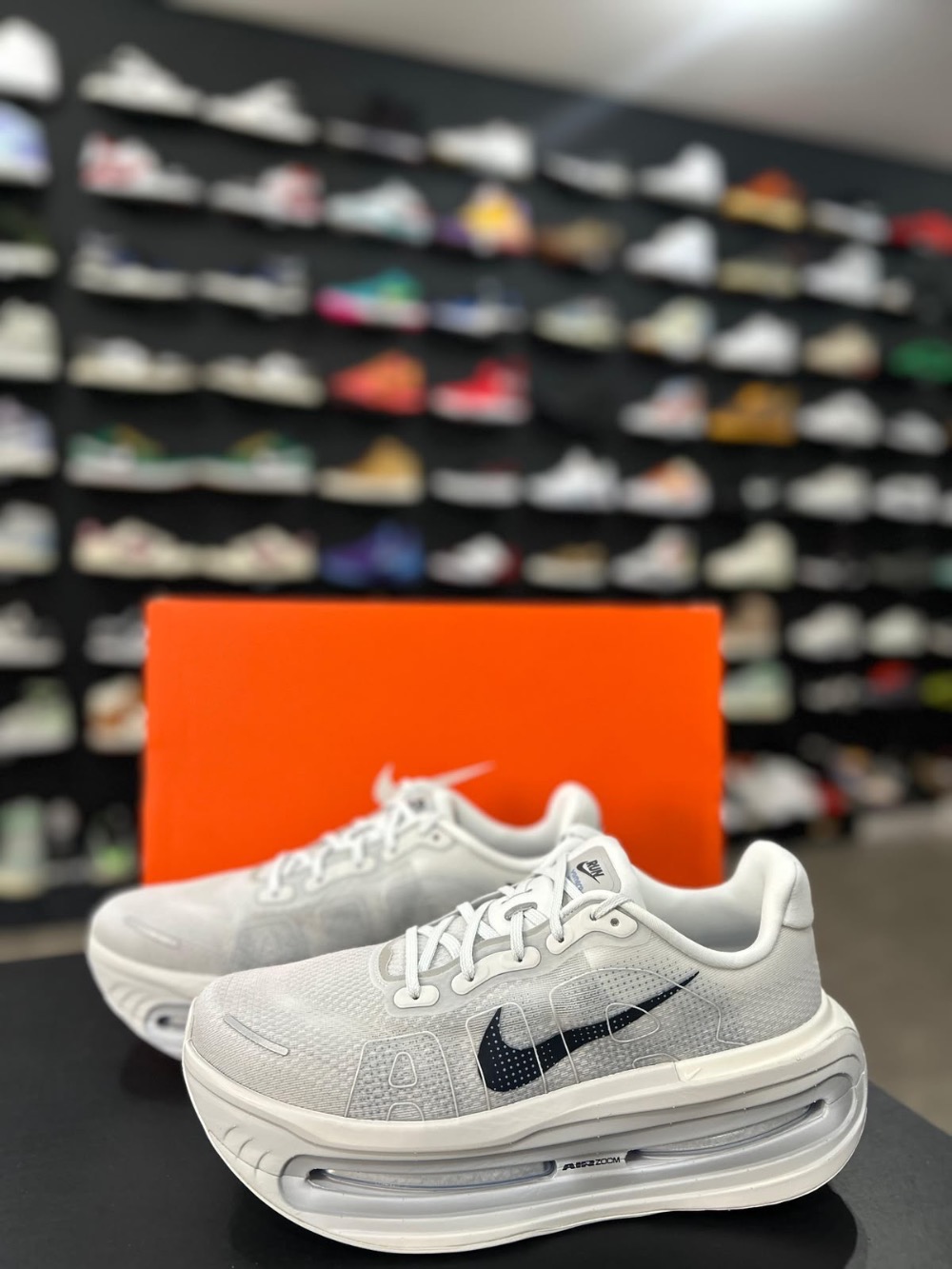 Nike Vomero Premium Off-White Grey Fog Dark Obsidian — 43, Novo